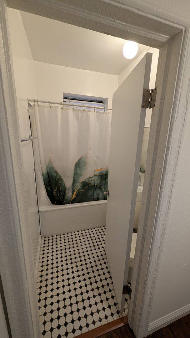 Apartment for rent at 5425 Santa Monica Blvd, Los Angeles, CA 90029