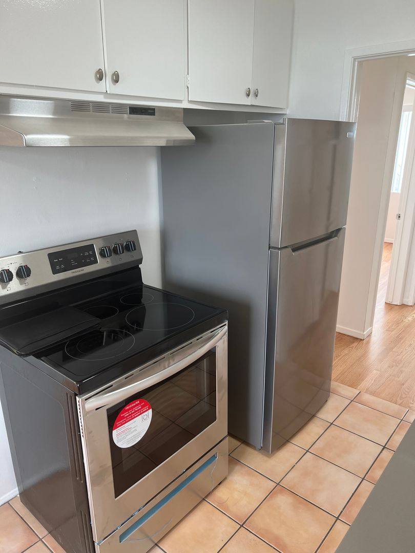 Apartment for rent at 323 Marine St, Santa Monica, CA 90405