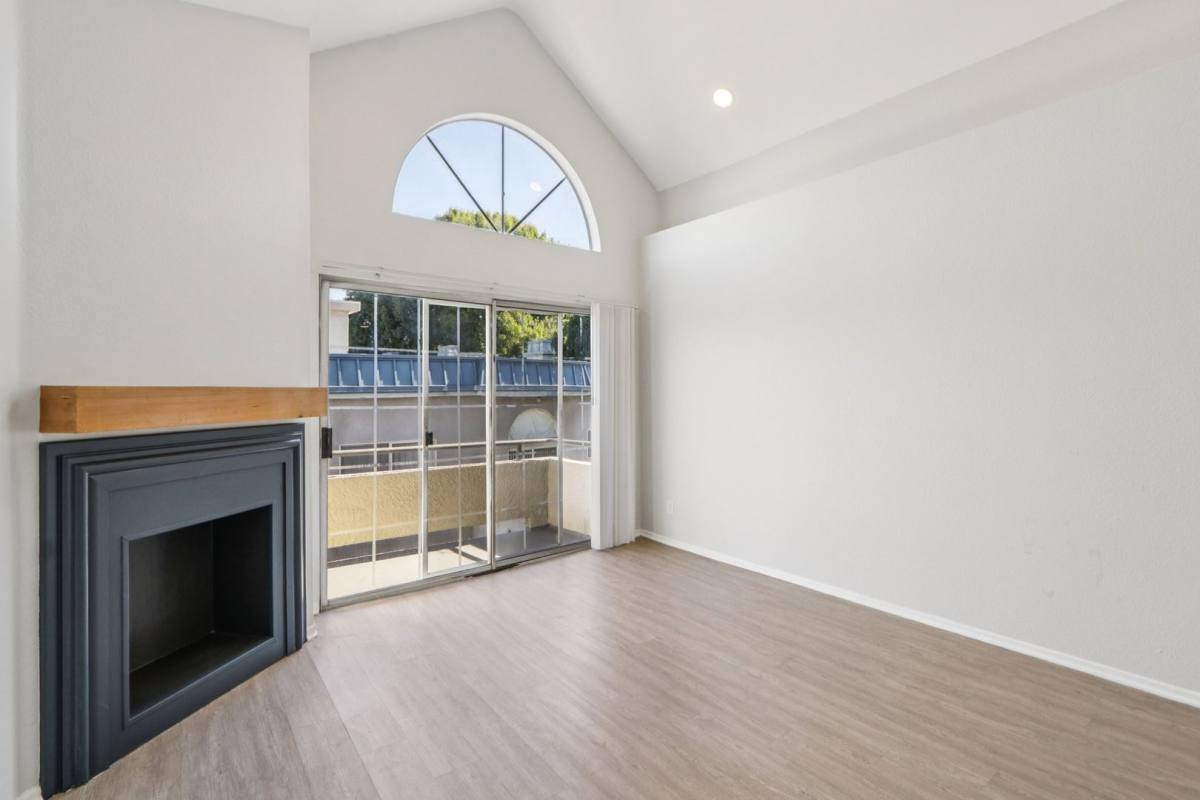 Apartment for rent at 4378 Sepulveda Blvd, Sherman Oaks, CA 91403
