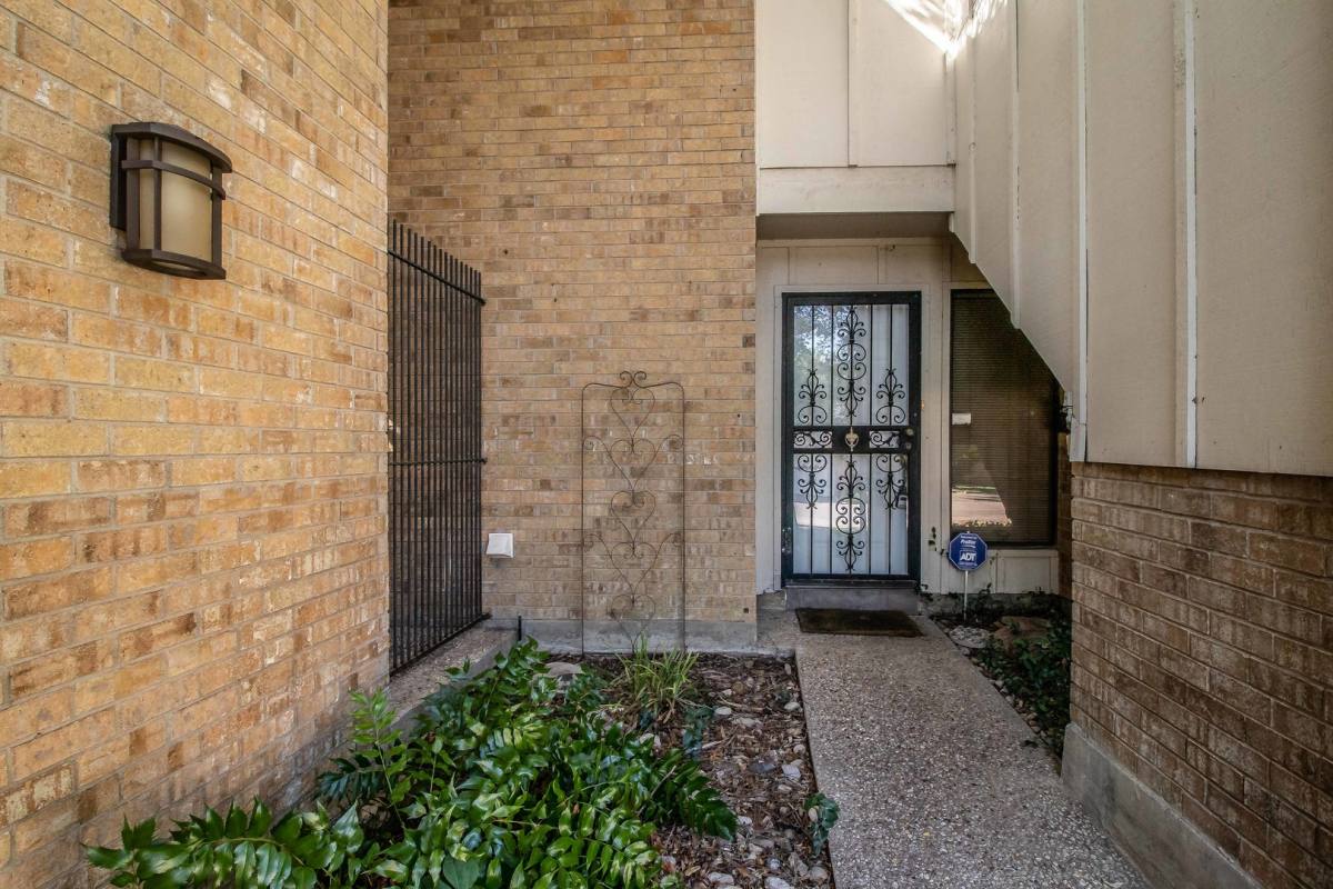 House for rent at 3704 Hulen Park Dr, Fort Worth, TX 76109