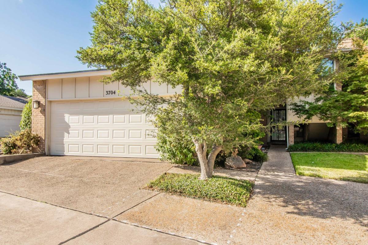 House for rent at 3704 Hulen Park Dr, Fort Worth, TX 76109
