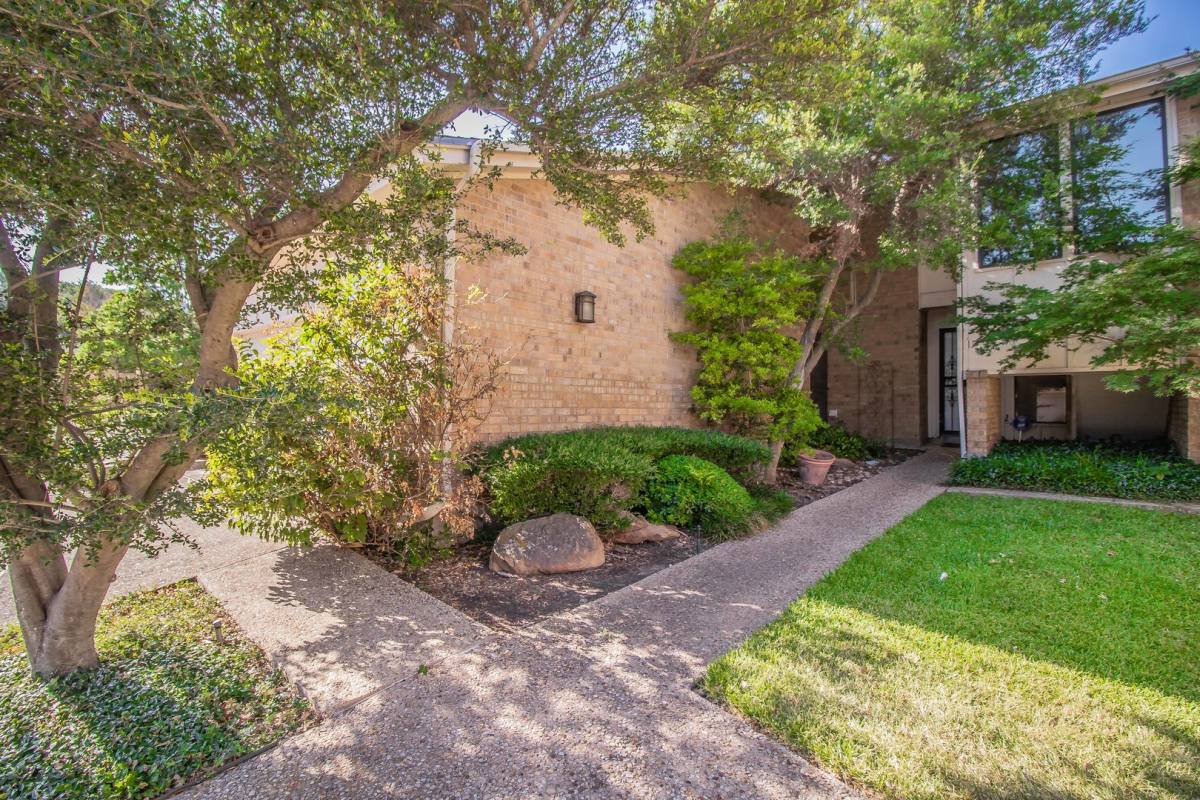 House for rent at 3704 Hulen Park Dr, Fort Worth, TX 76109