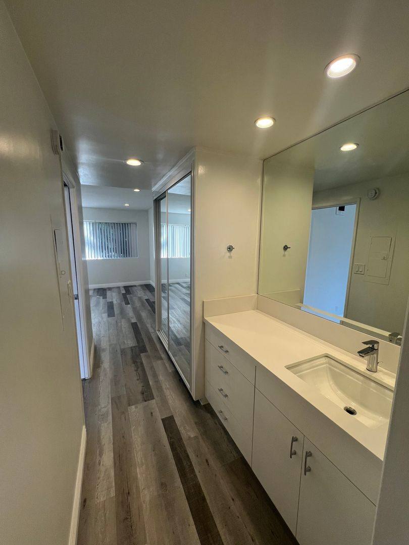 Apartment for rent at 1323 14th St, Santa Monica, CA 90404