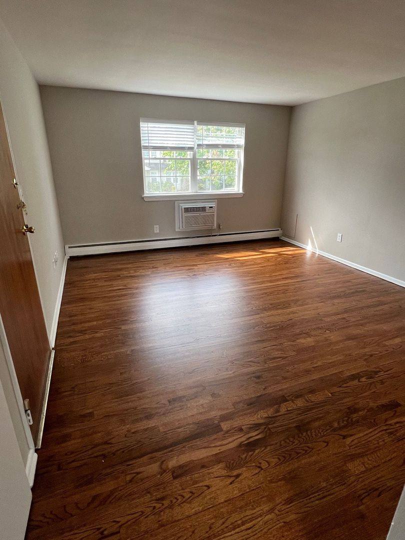 Apartment for rent at 303 Plainfield Ave, Edison, NJ 08817