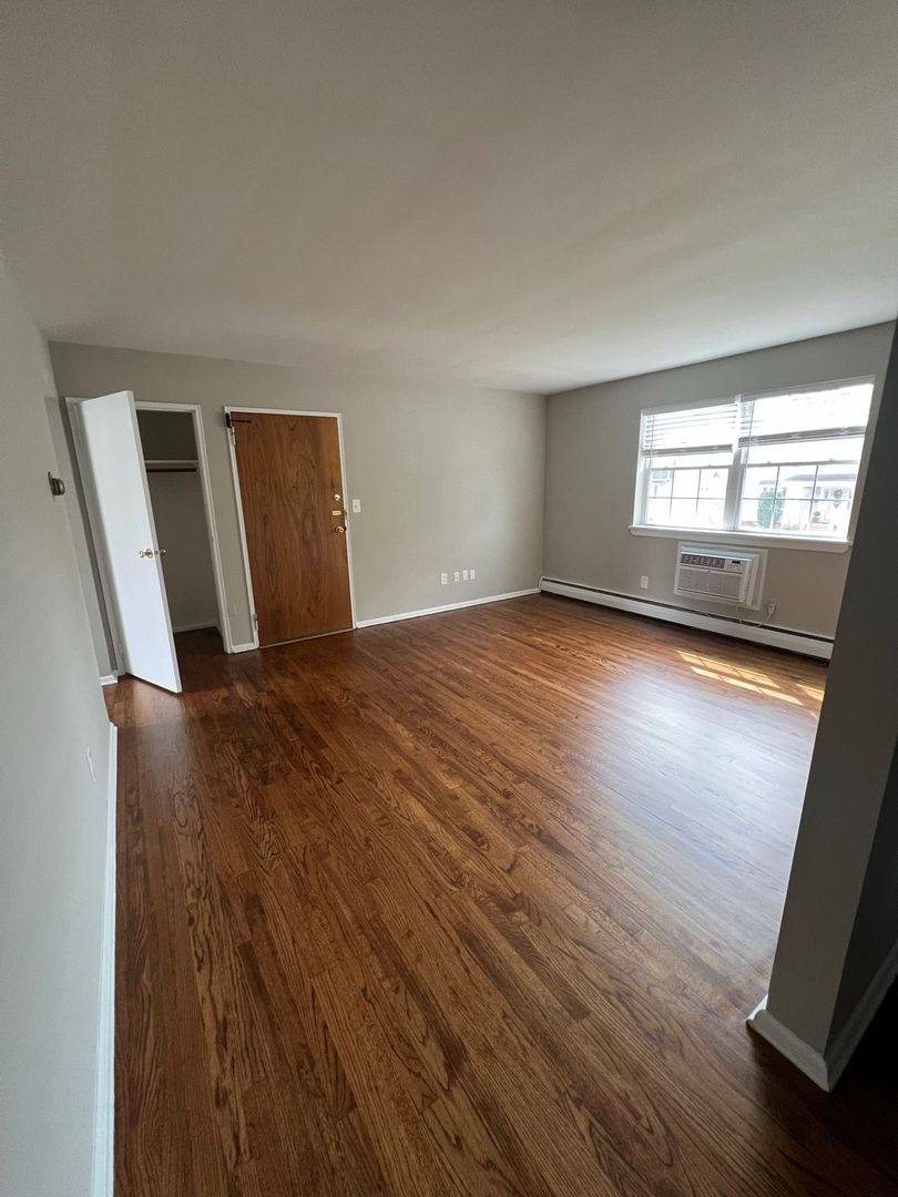 Apartment for rent at 303 Plainfield Ave, Edison, NJ 08817