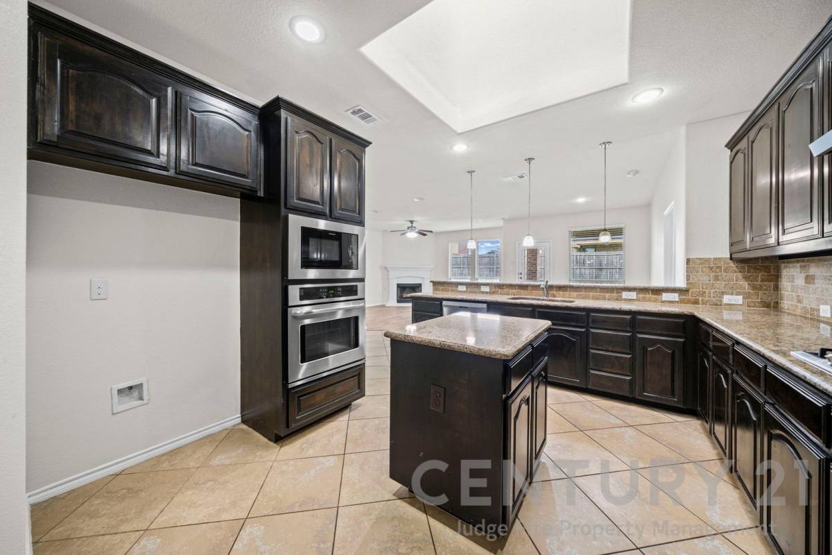 House for rent at 1205 Crest Ridge Dr, Red Oak, TX 75154