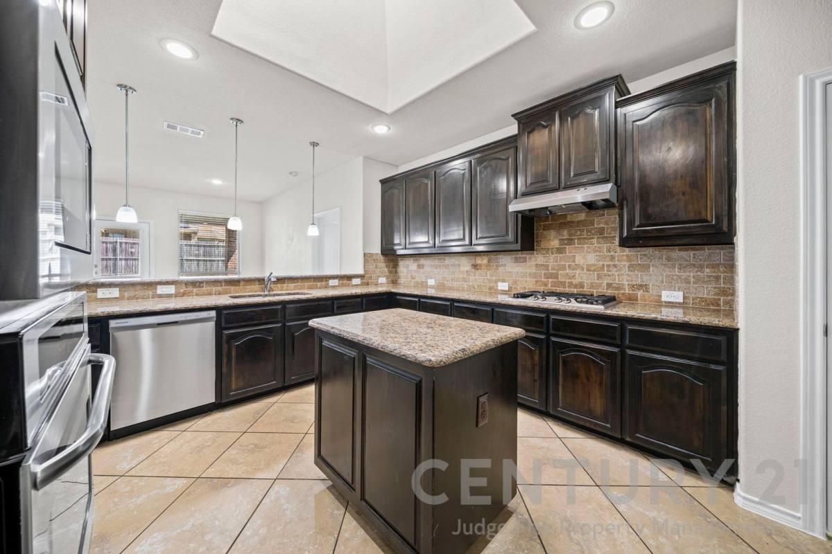House for rent at 1205 Crest Ridge Dr, Red Oak, TX 75154