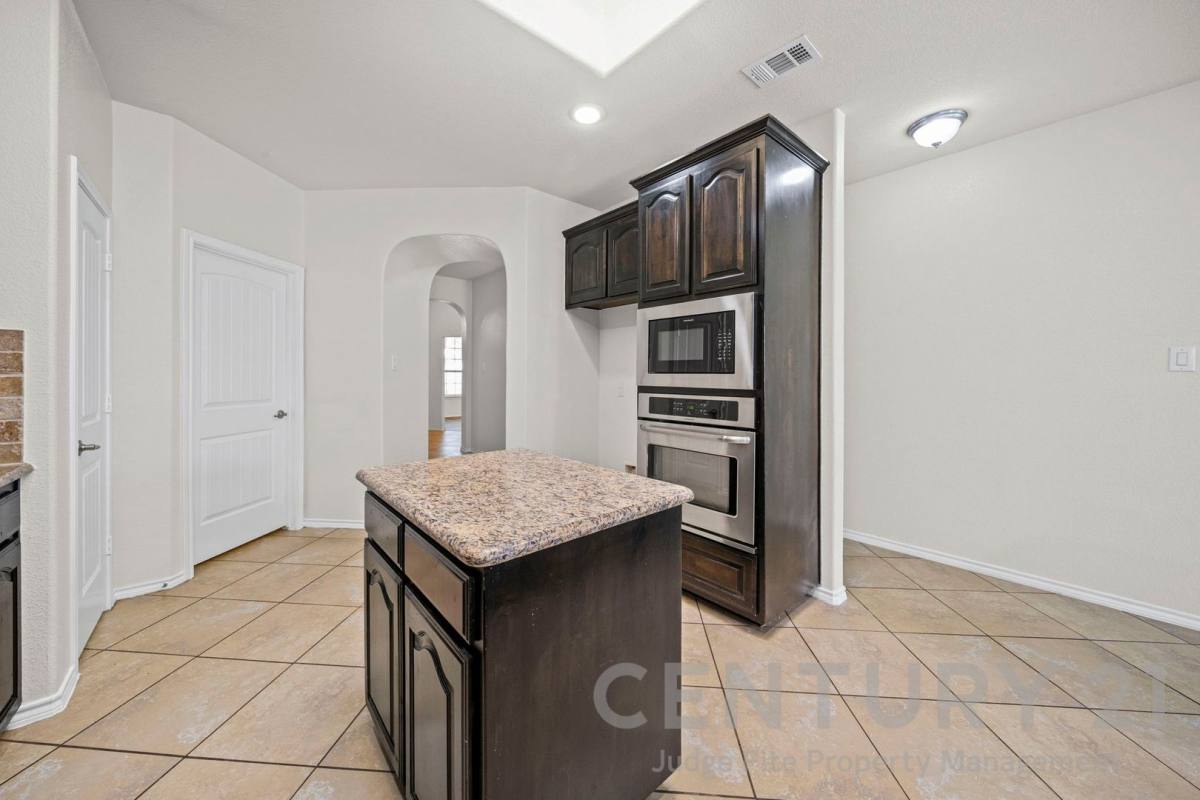 House for rent at 1205 Crest Ridge Dr, Red Oak, TX 75154