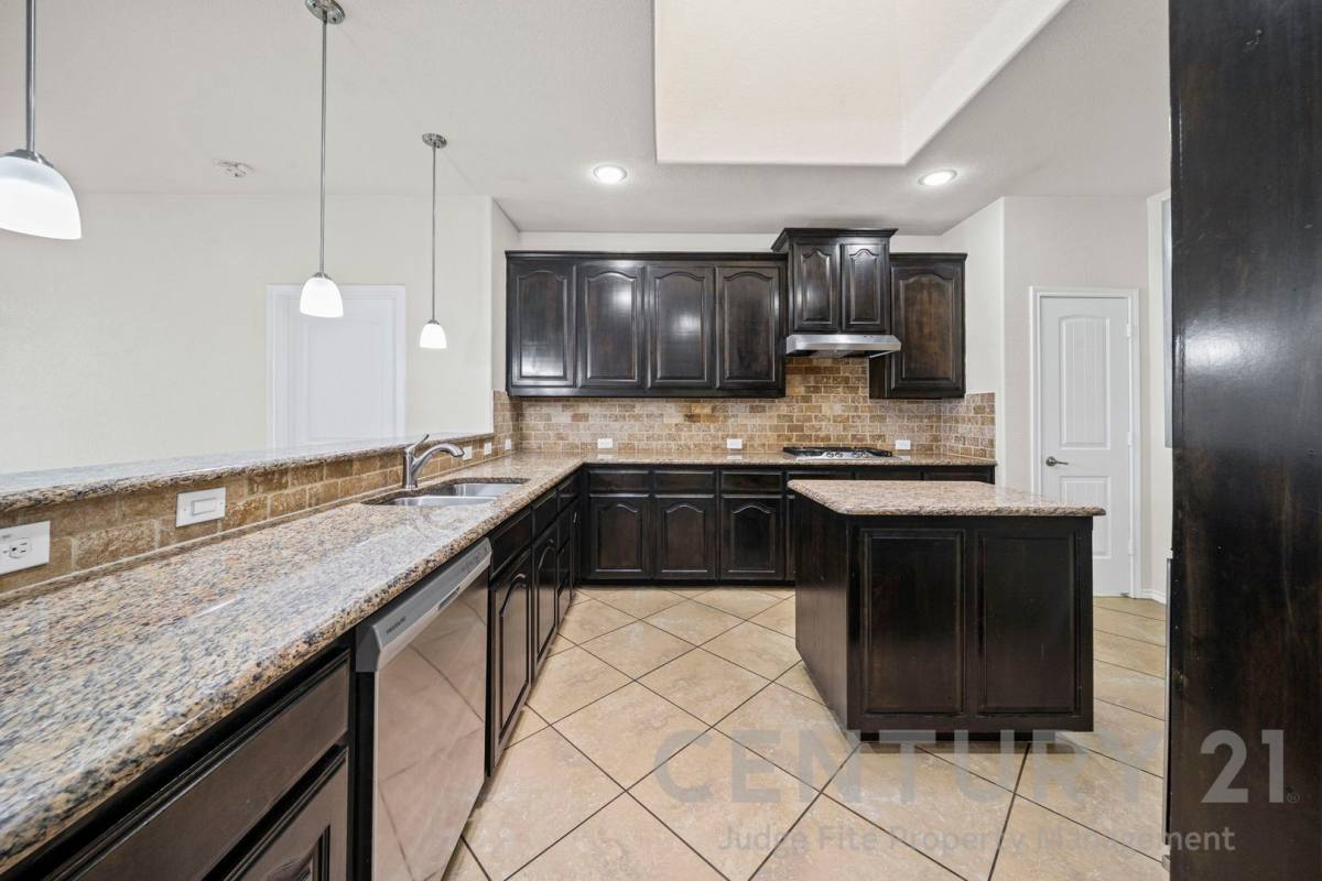 House for rent at 1205 Crest Ridge Dr, Red Oak, TX 75154