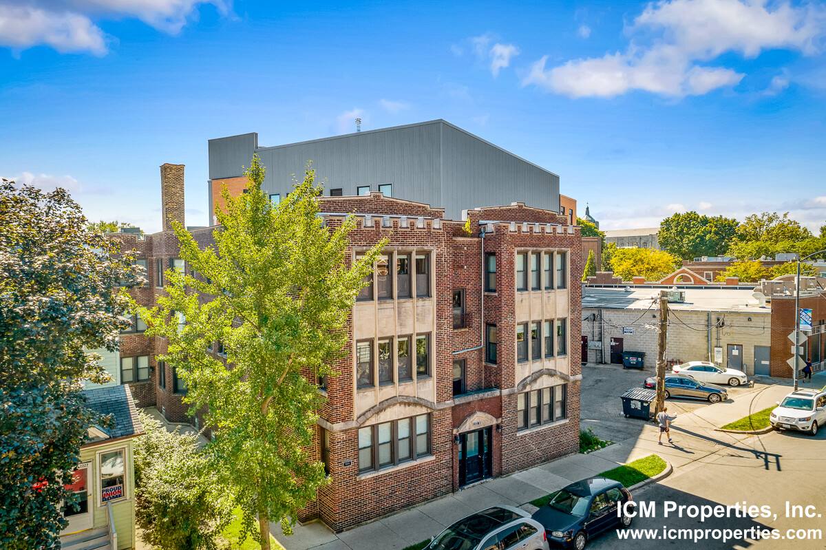 Apartment for rent at 2229 W Wilson Ave #2, Chicago, IL 60625