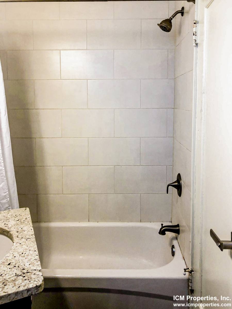 Apartment for rent at 2229 W Wilson Ave #2, Chicago, IL 60625