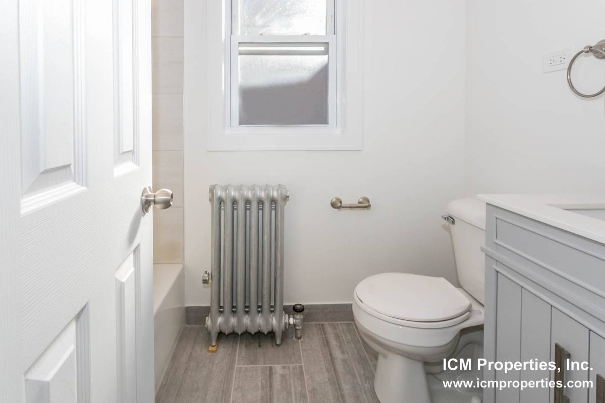 Apartment for rent at 2000 W Foster Ave #3, Chicago, IL 60640