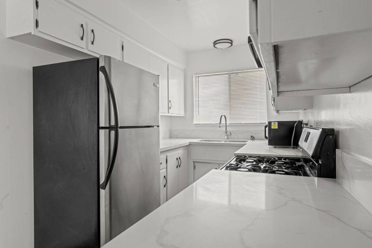 Apartment for rent at 1513 2nd Ave, Los Angeles, CA 90019