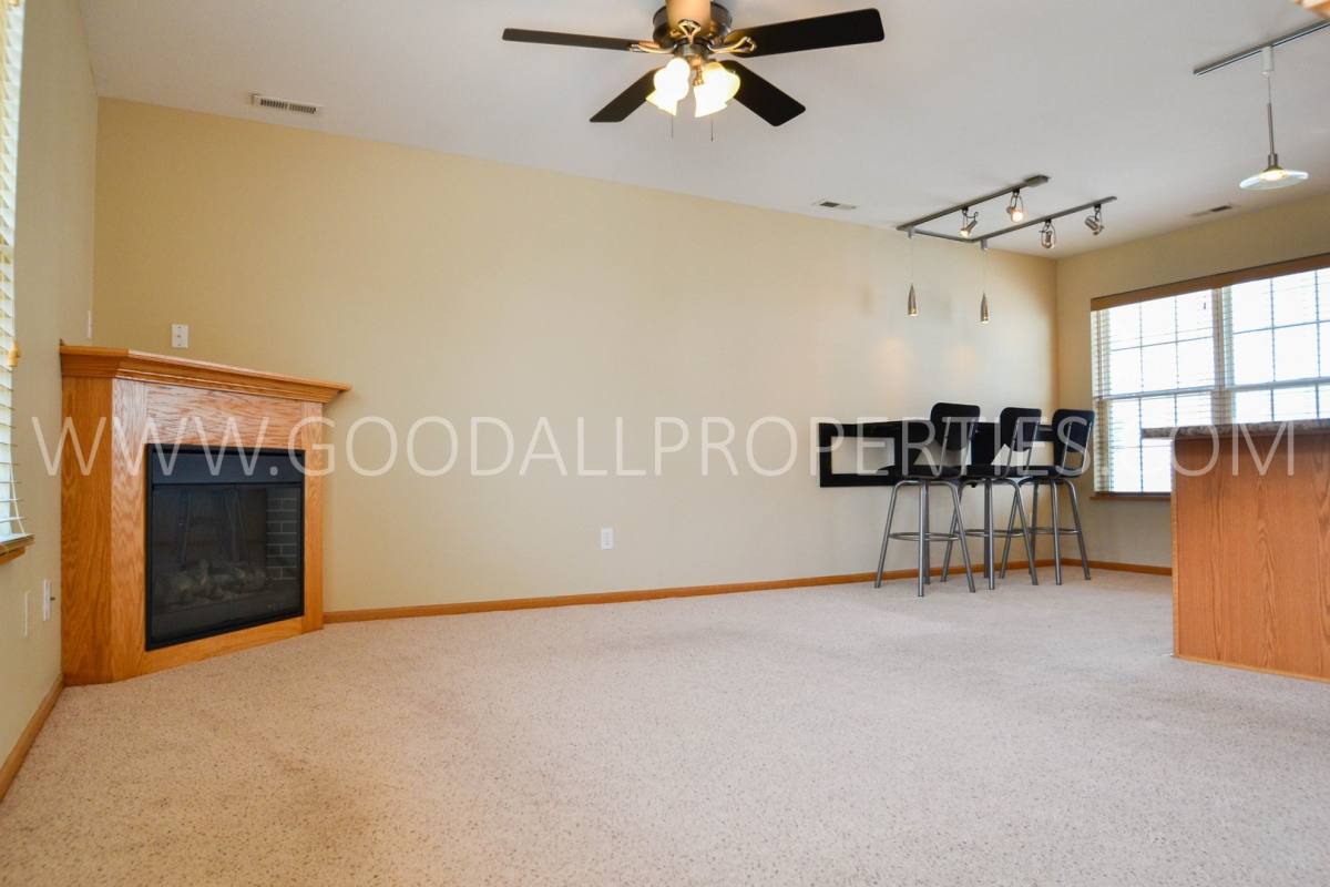 Townhouse for rent at 15221 Alpine Dr, Urbandale, IA 50323