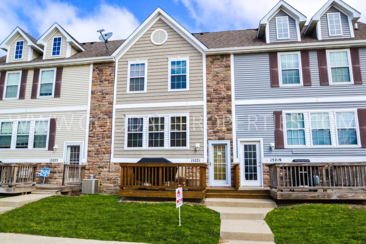 Townhouse for rent at 15221 Alpine Dr, Urbandale, IA 50323