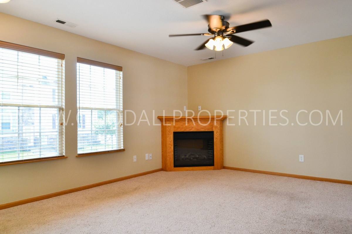 Townhouse for rent at 15221 Alpine Dr, Urbandale, IA 50323