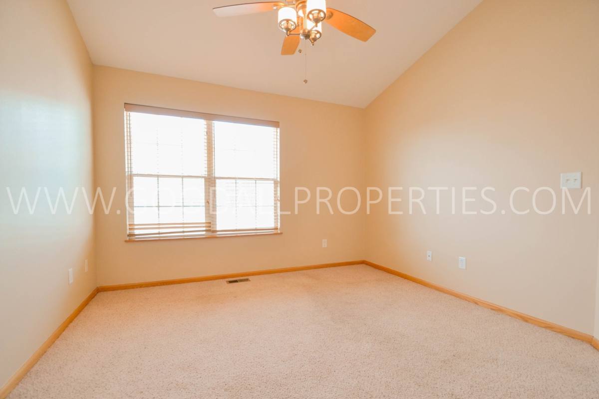 Townhouse for rent at 15221 Alpine Dr, Urbandale, IA 50323