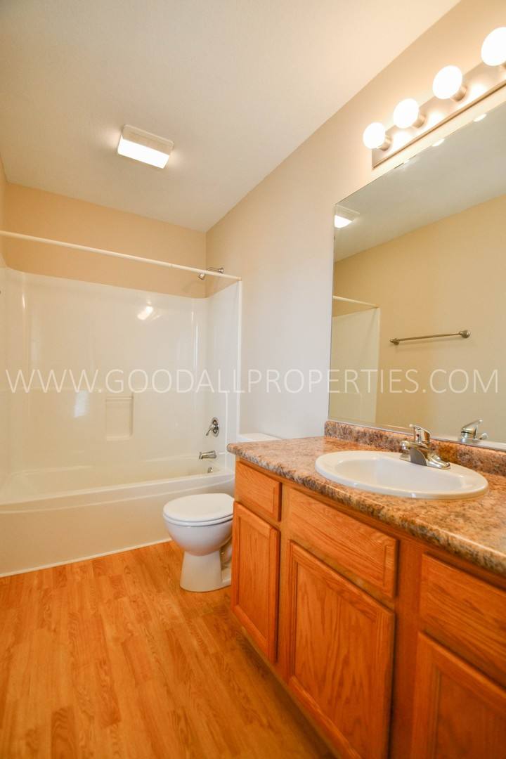 Townhouse for rent at 15221 Alpine Dr, Urbandale, IA 50323