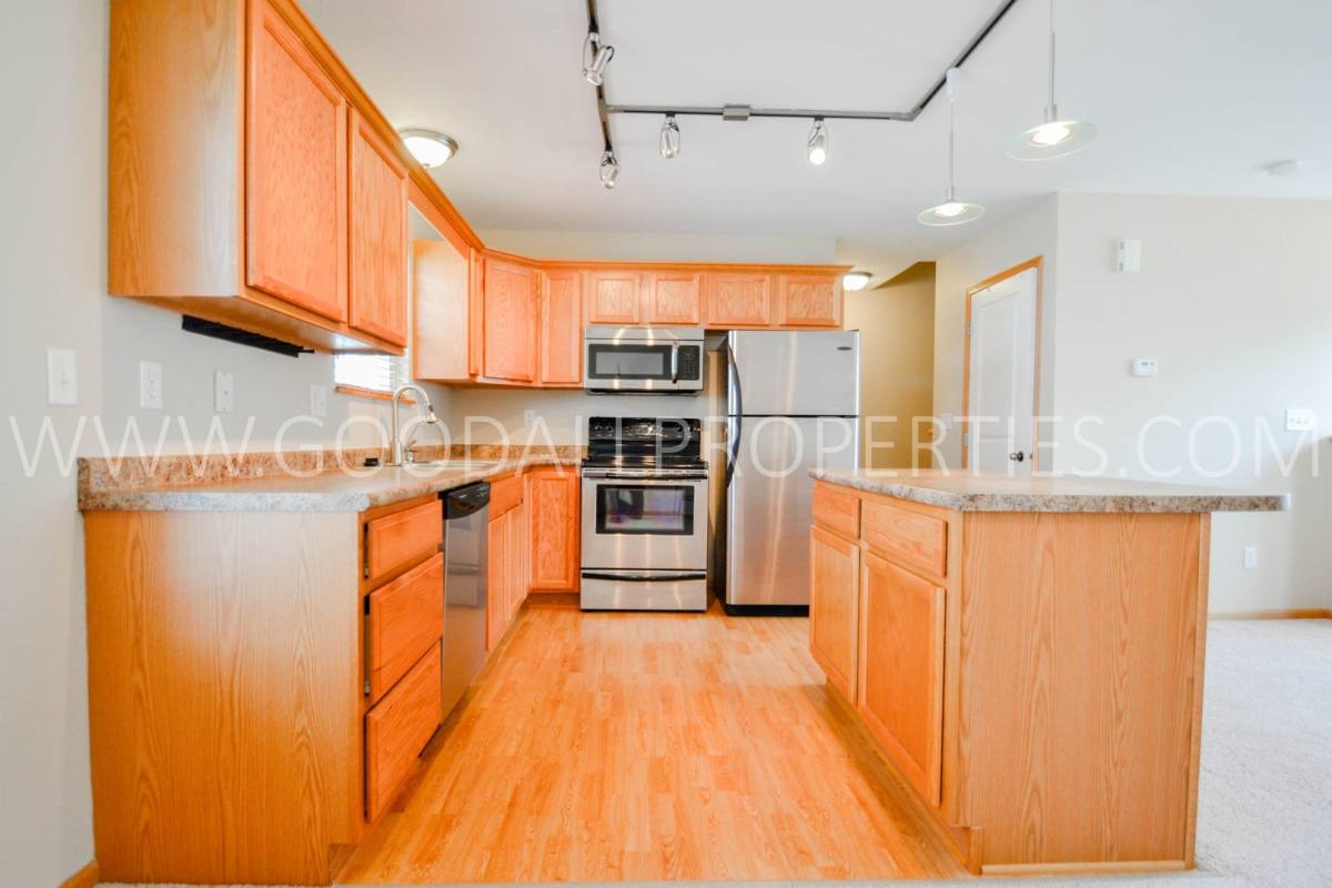 Townhouse for rent at 15221 Alpine Dr, Urbandale, IA 50323
