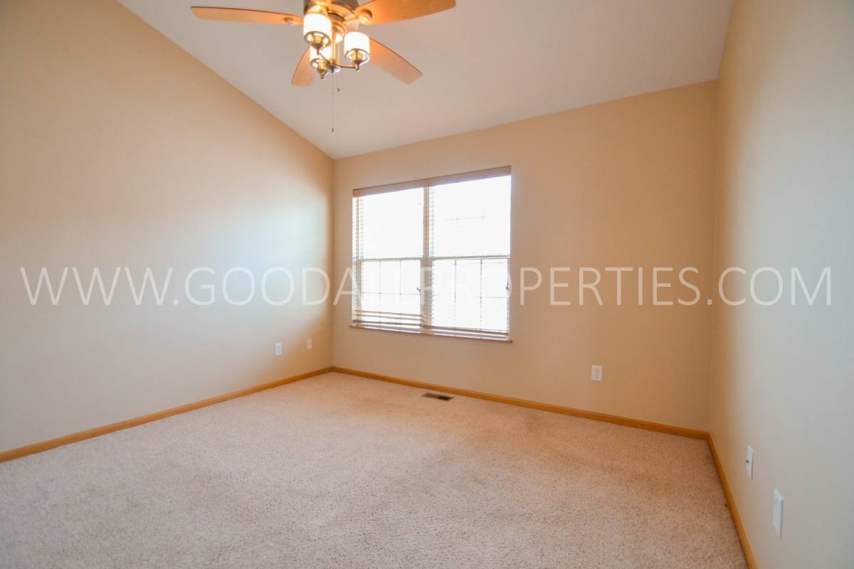 Townhouse for rent at 15221 Alpine Dr, Urbandale, IA 50323