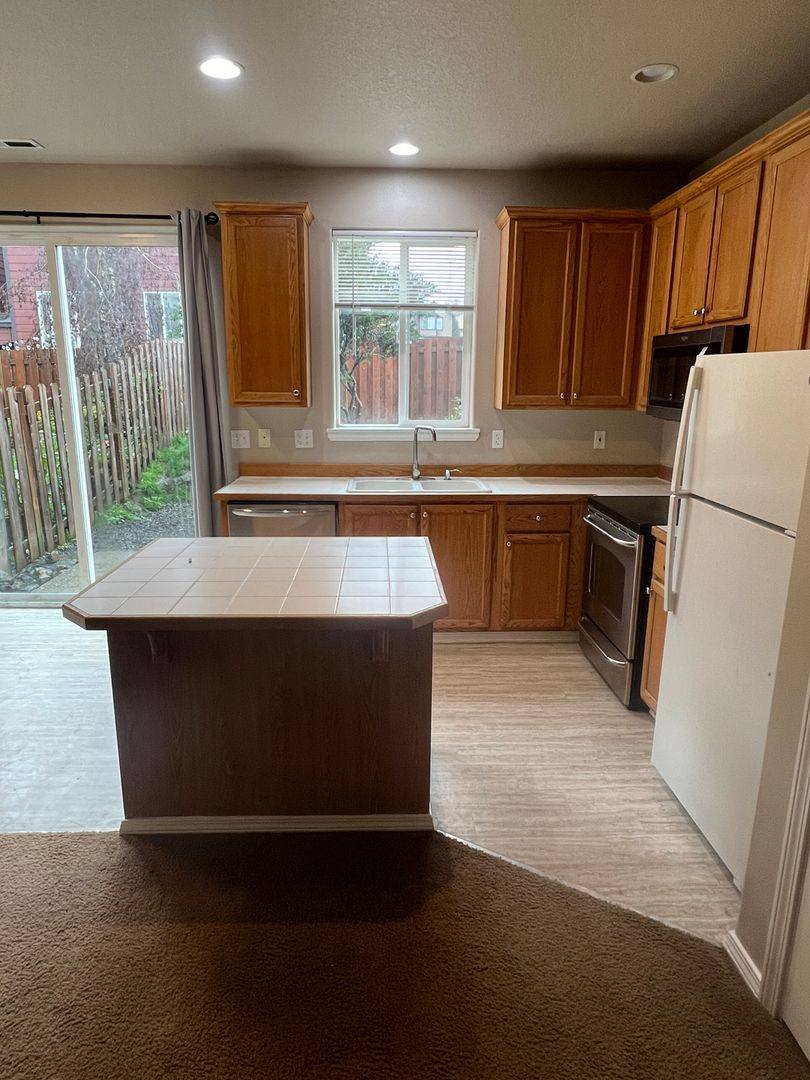 Townhouse for rent at 5883 SE 16th Lp, Gresham, OR 97080