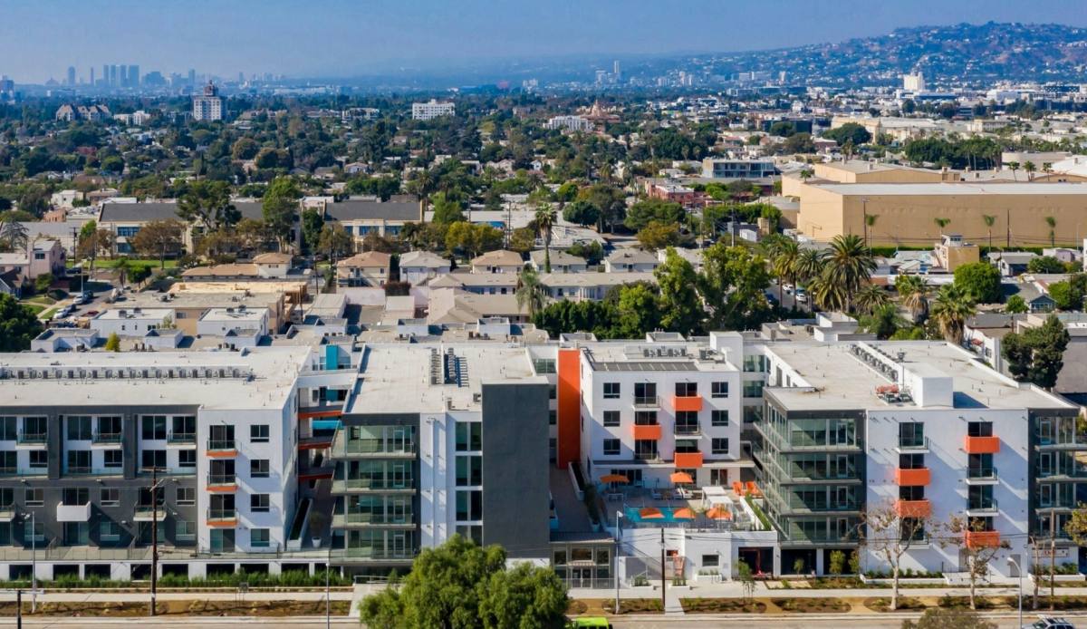 Townhouse for rent at 525 N Wilton Place, Los Angeles, CA 90004