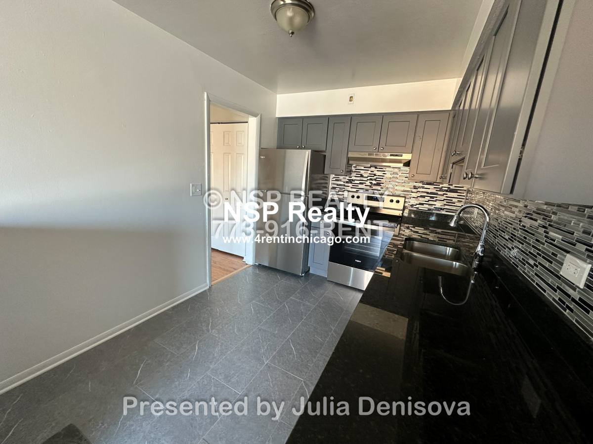 Apartment for rent at 1653 Oakwood #2C, Des Plaines, IL 60016