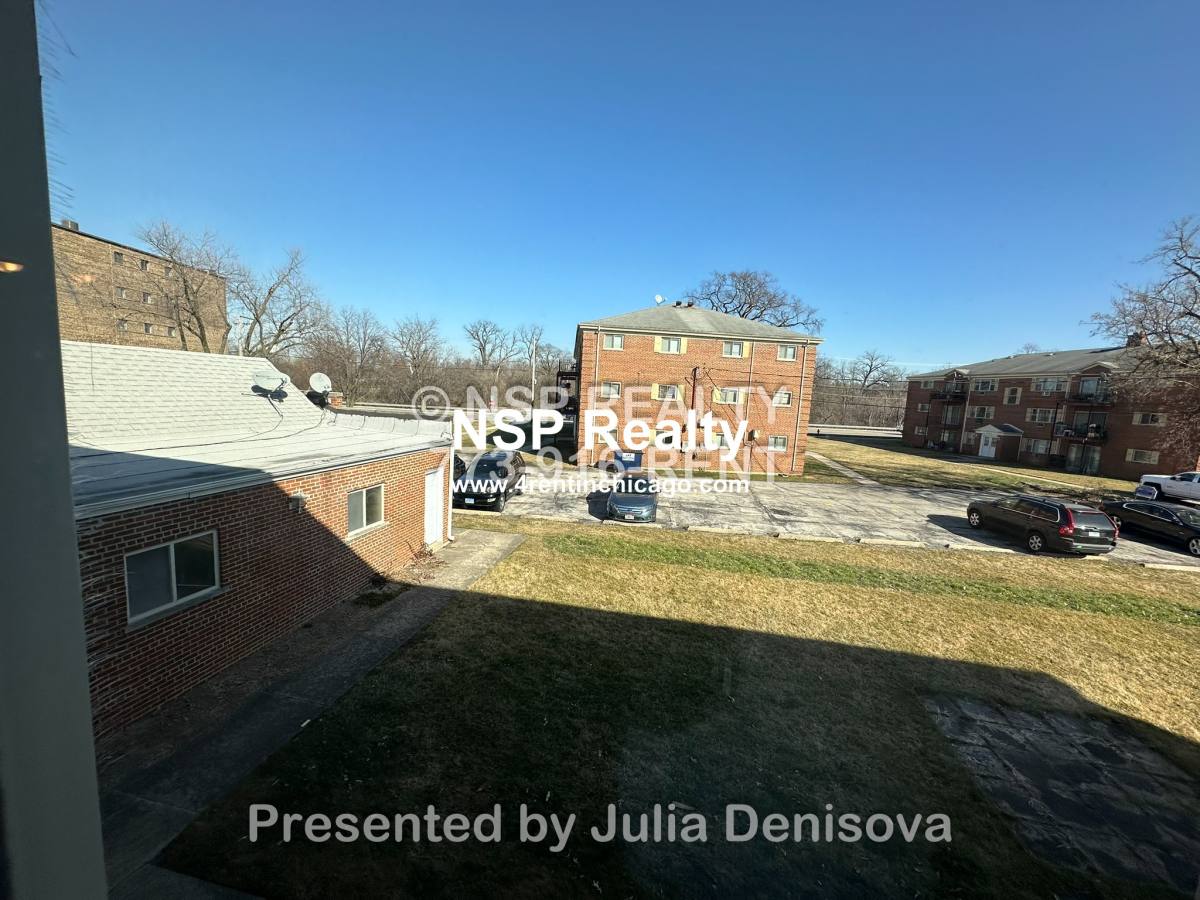 Apartment for rent at 1653 Oakwood #2C, Des Plaines, IL 60016