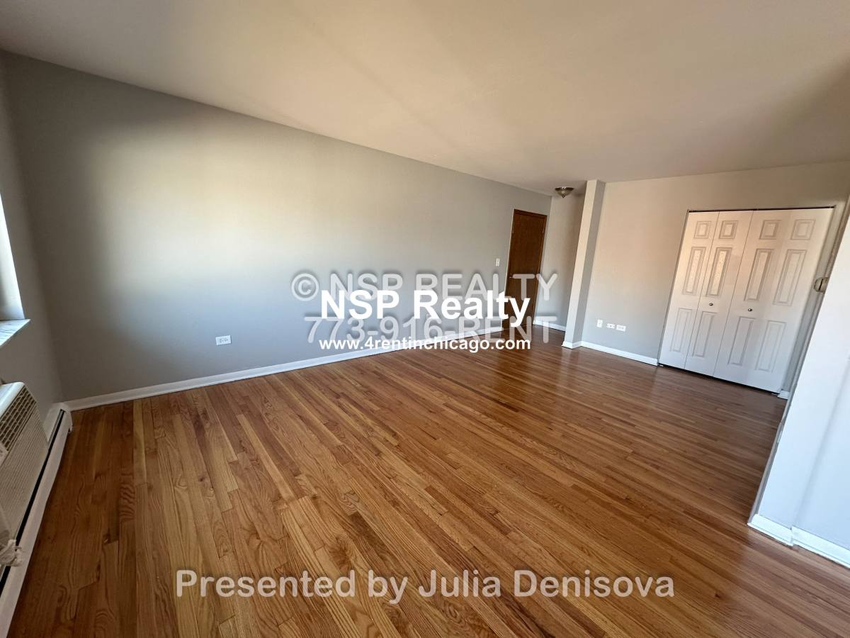 Apartment for rent at 1653 Oakwood #2C, Des Plaines, IL 60016