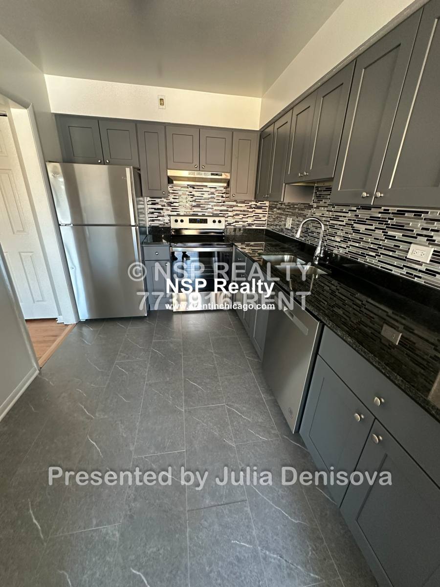 Apartment for rent at 1653 Oakwood #2C, Des Plaines, IL 60016