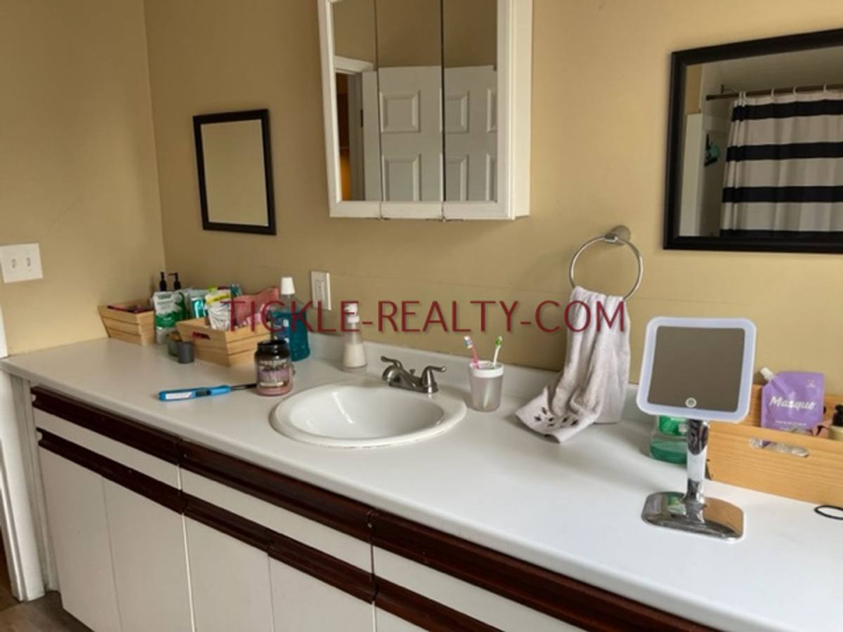Apartment for rent at 1095 Park Ave, Rochester, NY 14610