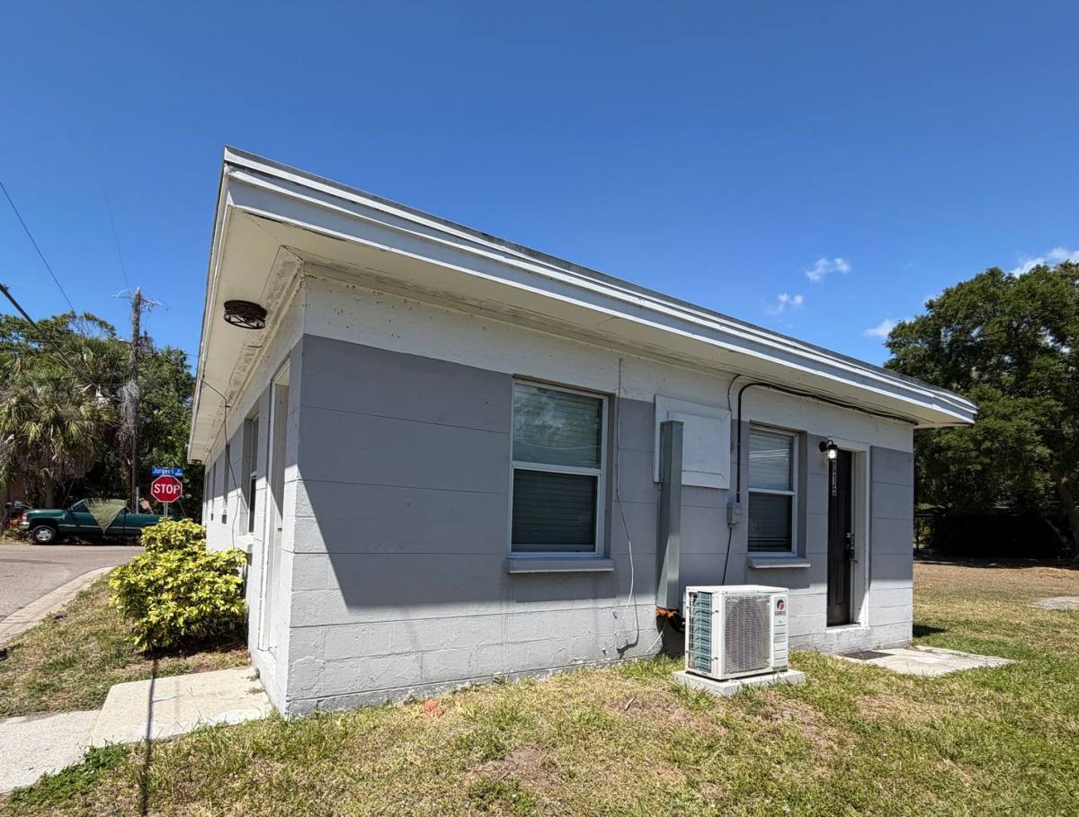 Apartment for rent at 1006 Vine Ave, Clearwater, FL 33755
