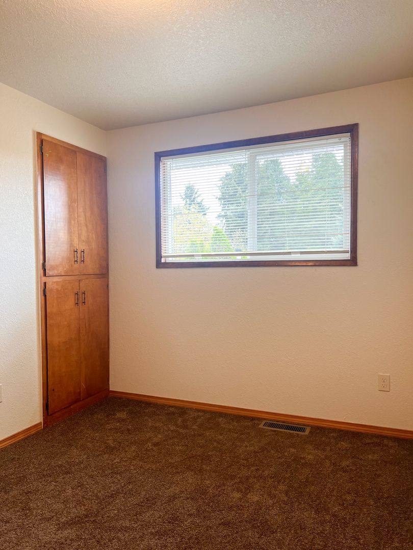 Apartment for rent at 155 S 8th St, Lebanon, OR 97355