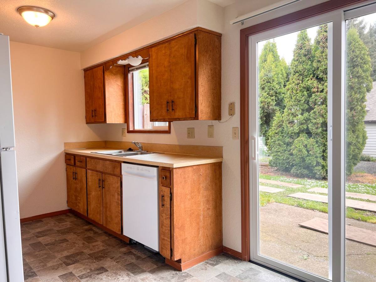 Apartment for rent at 155 S 8th St, Lebanon, OR 97355