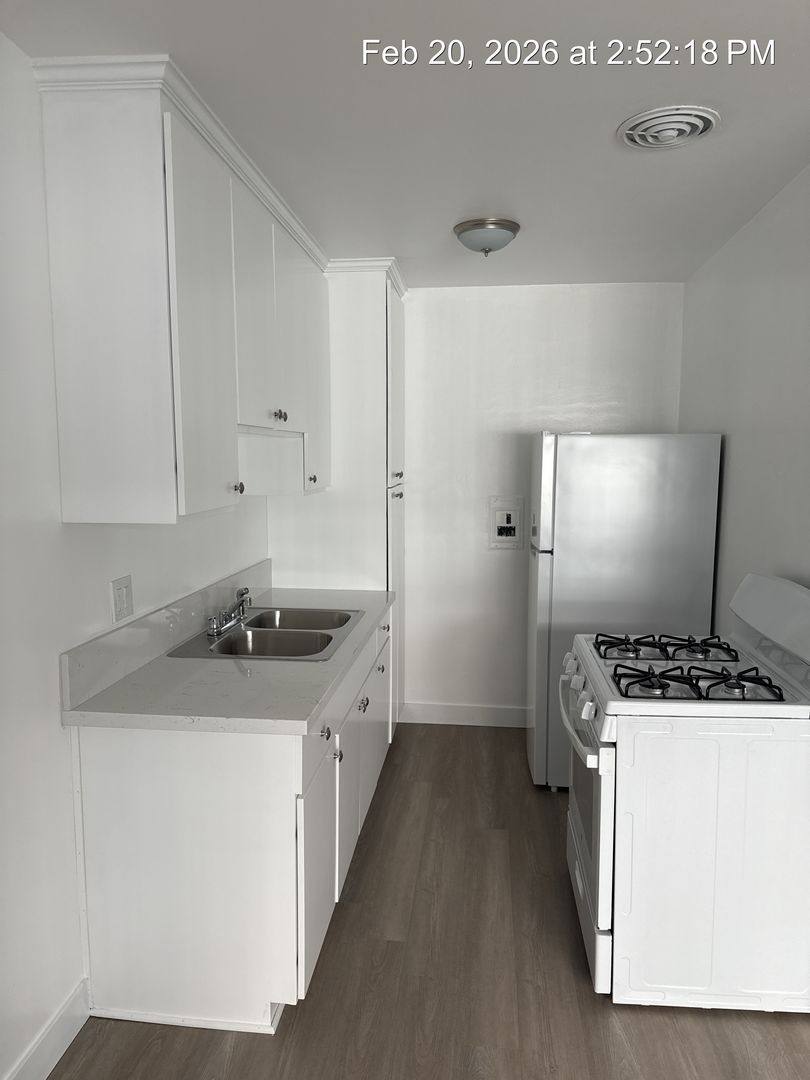 Apartment for rent at 3321 Canfield Ave, Los Angeles, CA 90034