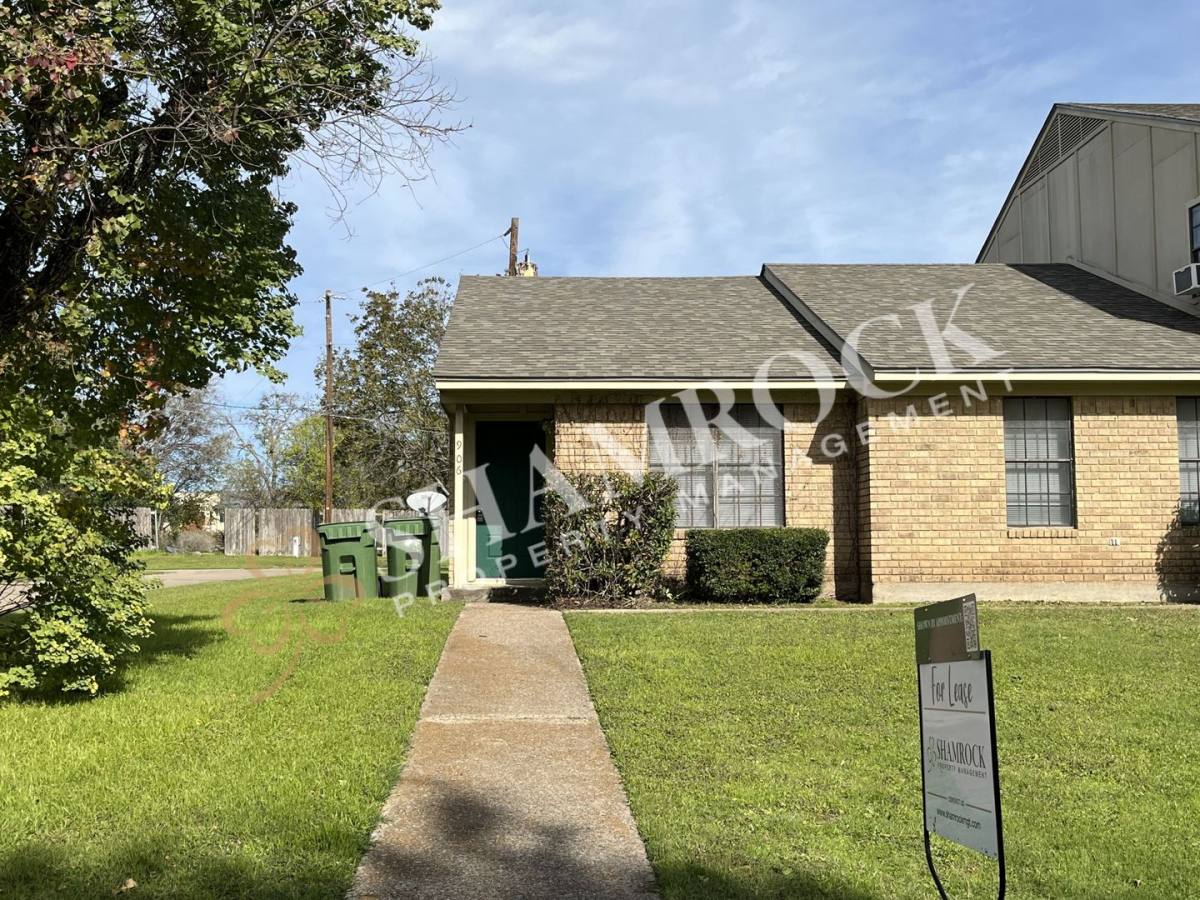 Townhouse for rent at 906 Lancelot Circle, Hewitt, TX 76643
