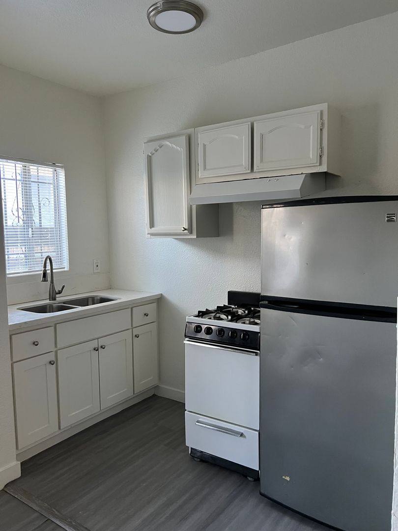 Apartment for rent at 211 E 55th St, Los Angeles, CA 90011