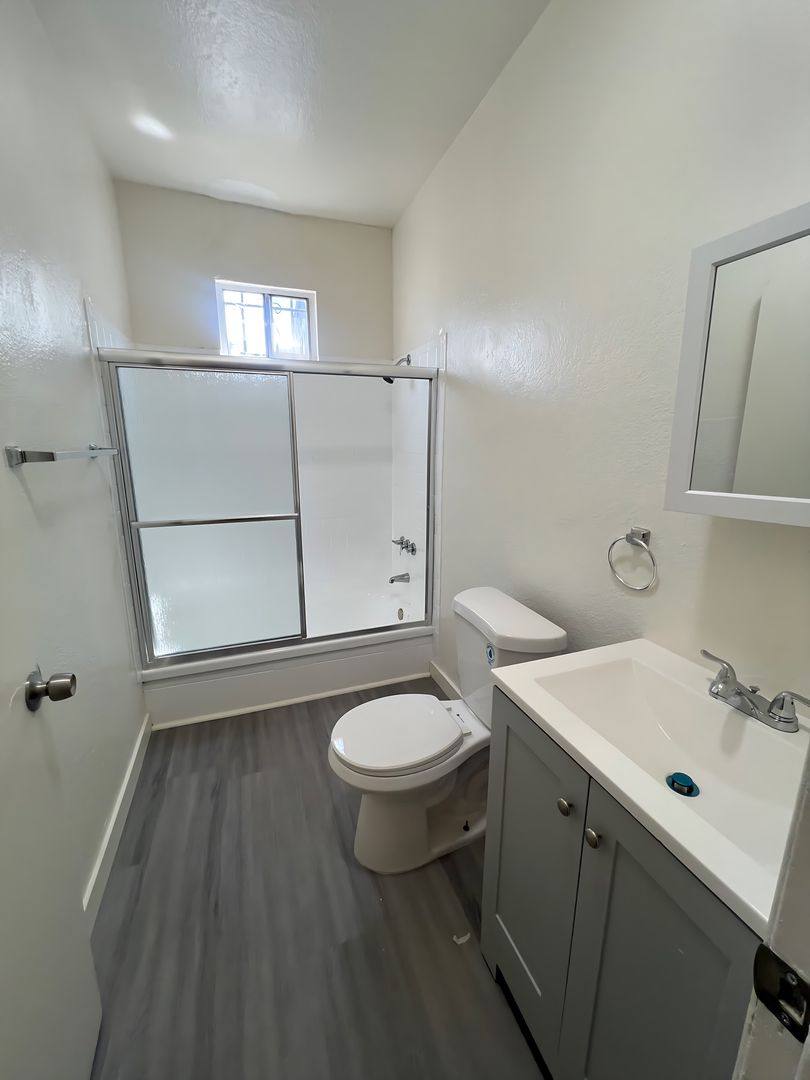 Apartment for rent at 211 E 55th St, Los Angeles, CA 90011