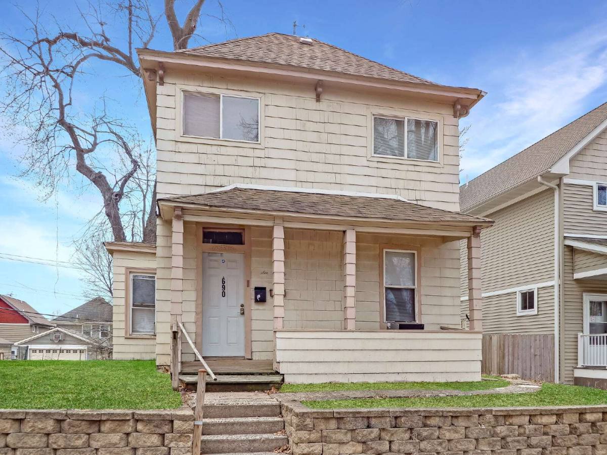 Apartment for rent at 690 York Ave #1, Saint Paul, MN 55106
