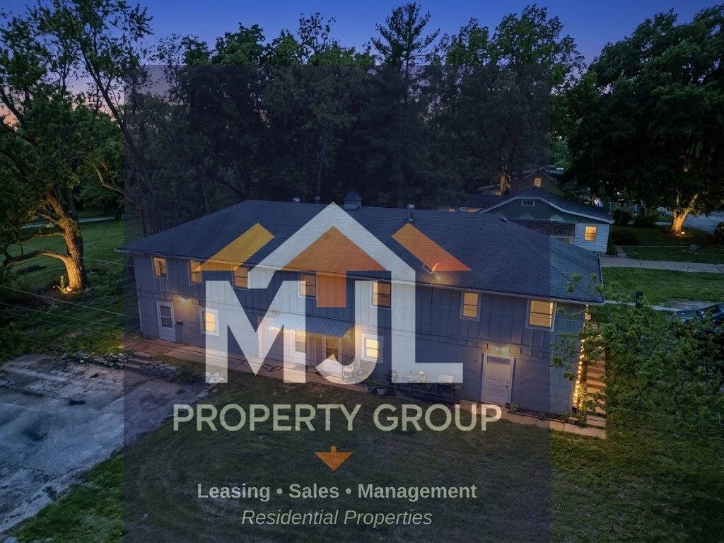 Apartment for rent at 704 N Willow Ave, Independence, MO 64053