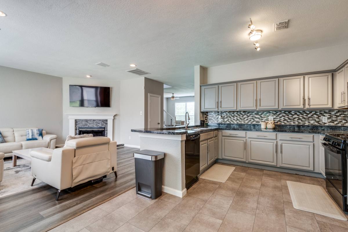House for rent at 817 Pryor Dr, Arlington, TX 76001