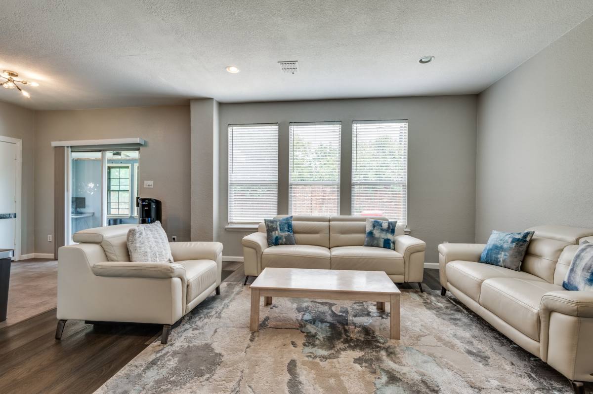 House for rent at 817 Pryor Dr, Arlington, TX 76001
