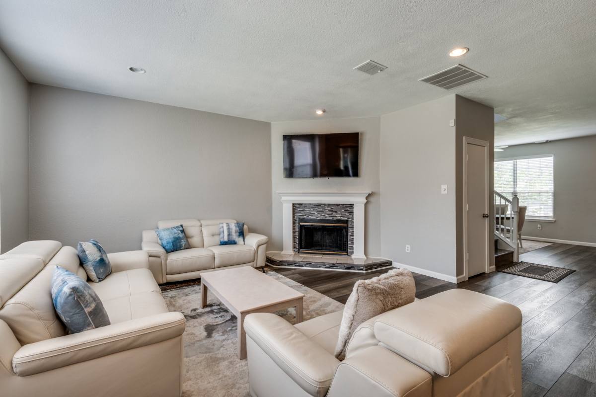 House for rent at 817 Pryor Dr, Arlington, TX 76001