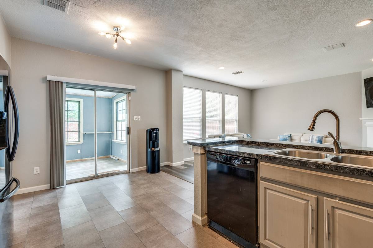 House for rent at 817 Pryor Dr, Arlington, TX 76001