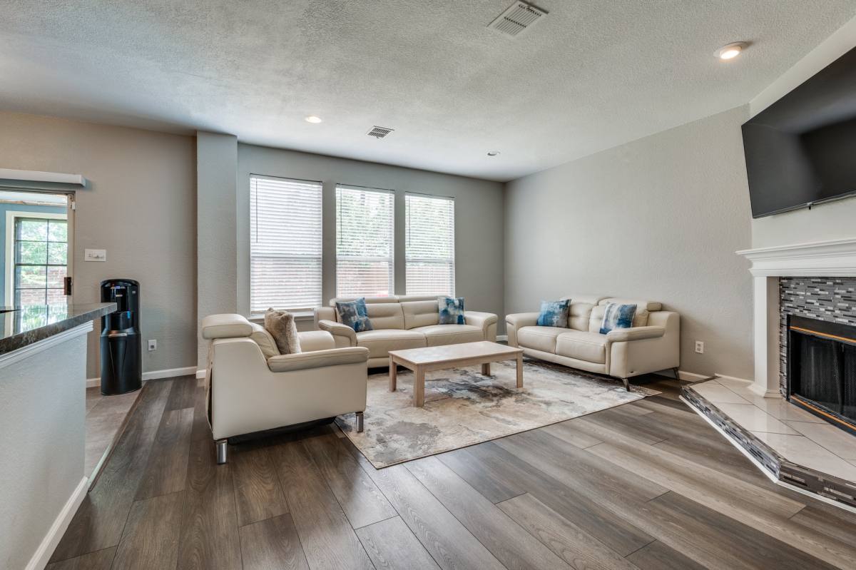 House for rent at 817 Pryor Dr, Arlington, TX 76001