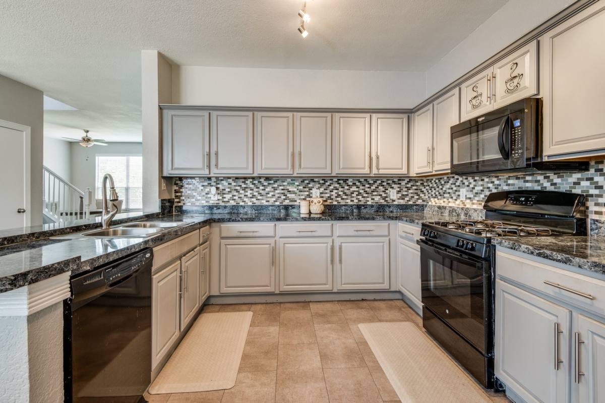 House for rent at 817 Pryor Dr, Arlington, TX 76001