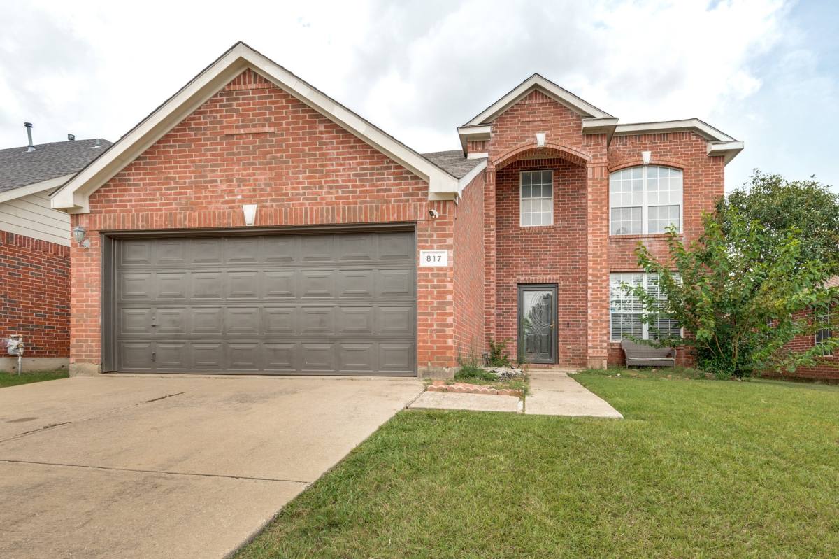 House for rent at 817 Pryor Dr, Arlington, TX 76001