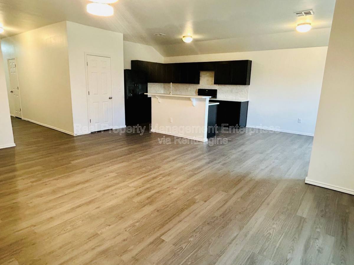 House for rent at 11624 NW 96th St, Yukon, OK 73099