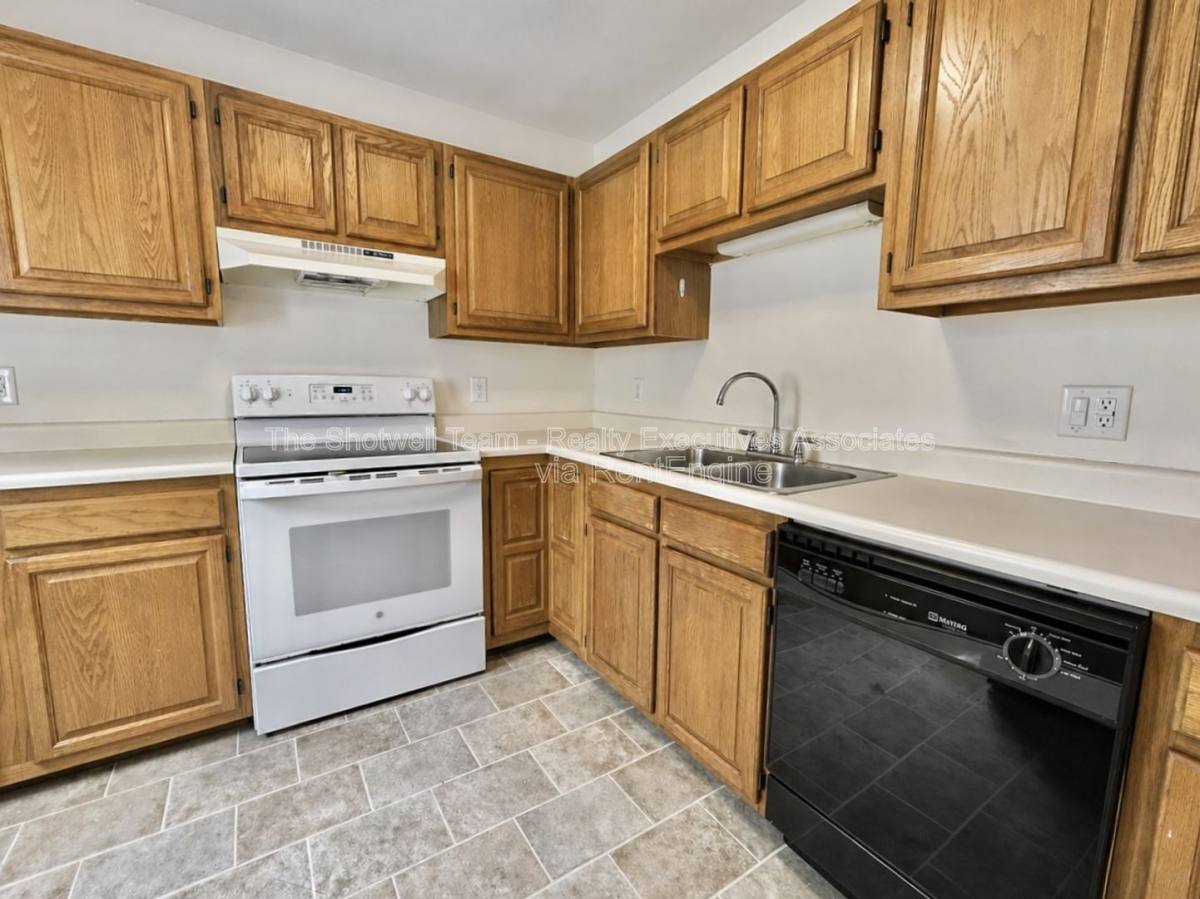Townhouse for rent at 479 Bramblewood Lane, Knoxville, TN 37922