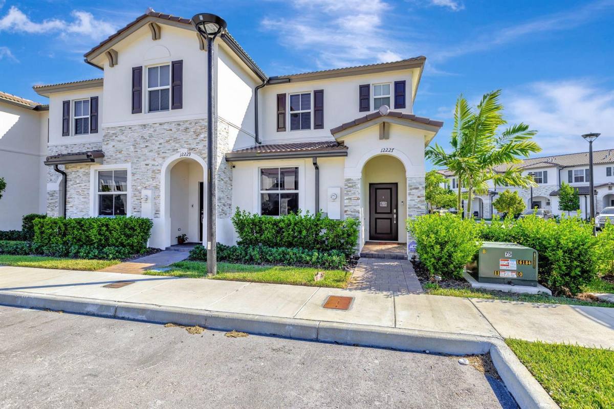 Townhouse for rent at 12227 NW 23rd Path #12227 Miam, Miami, FL 33167